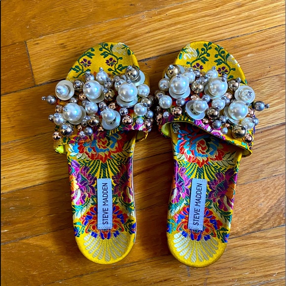 A beaded, multicolored strapless sandal. - Picture 3 of 3